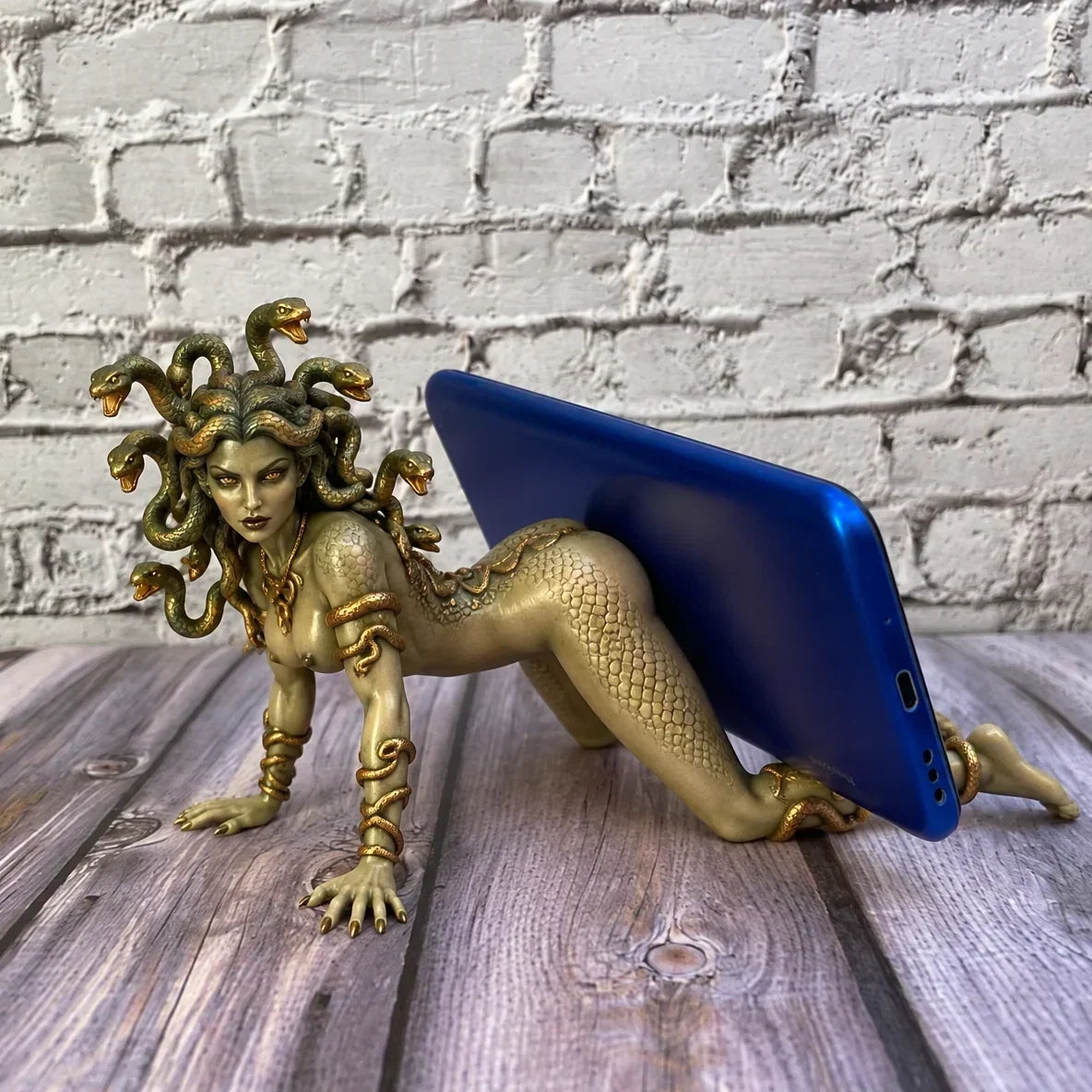 Medusa's Gaze Phone Holder โ Greek Mythology Snake-Hair Sculpture & Gothic Desk Decor